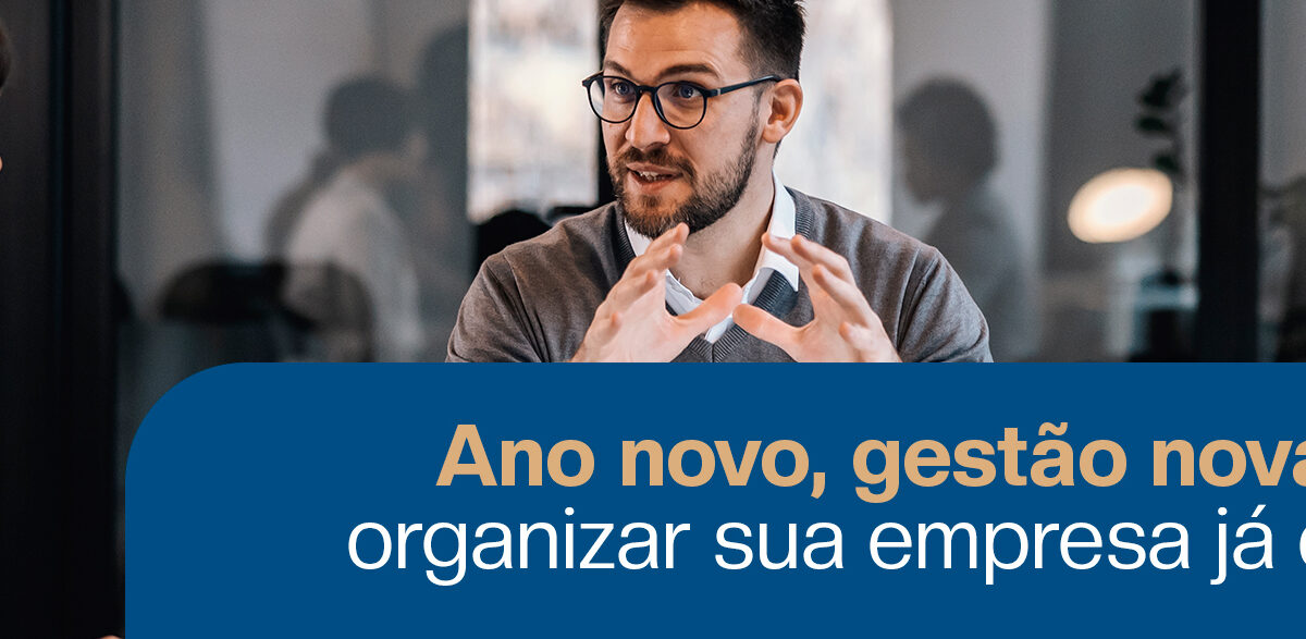 Grupo de profissionais em reunião estratégica em ambiente corporativo, discutindo planejamento e organização empresarial. A imagem destaca o tema “Ano novo, gestão nova: como organizar sua empresa já em janeiro”, reforçando gestão empresarial, planejamento estratégico e contabilidade consultiva no início do ano.