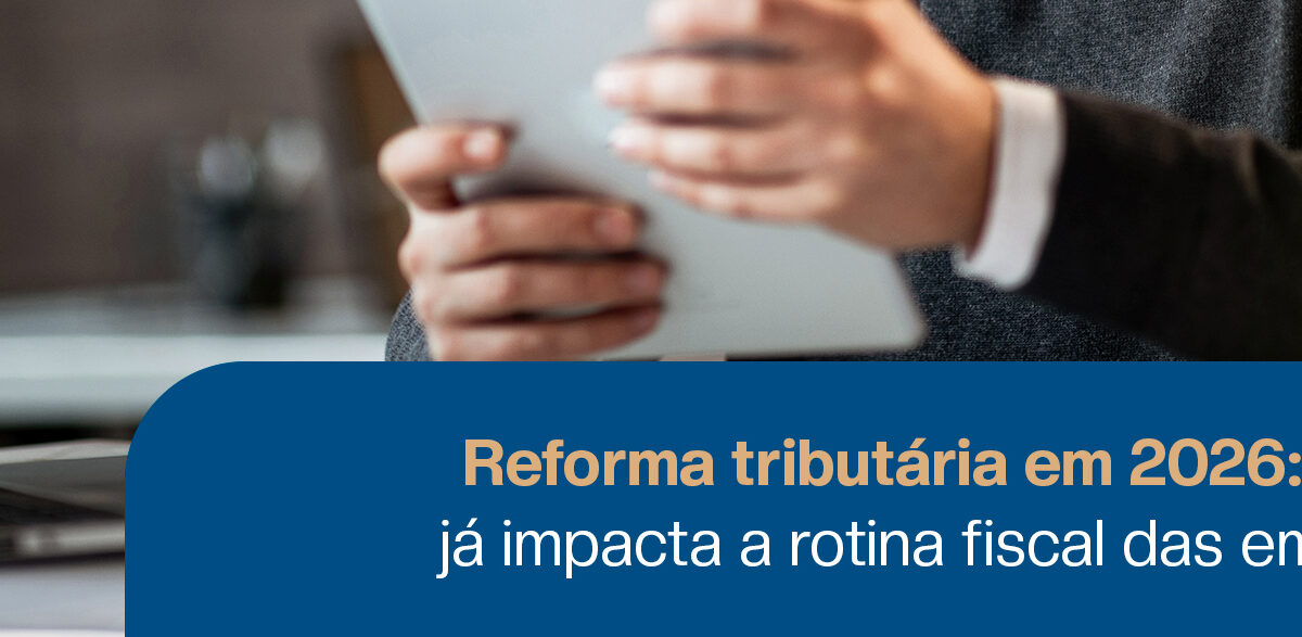 Profissional analisando dados fiscais em tablet e notebook, representando os impactos da reforma tributária de 2026 na rotina fiscal das empresas.