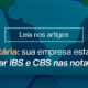 Imagem ilustrativa sobre a Reforma Tributária brasileira, com ícones de pessoas, indústria e moedas, representando os impactos das novas regras fiscais para empresas. O destaque é para a preparação das organizações para informar IBS e CBS corretamente nas notas fiscais e atender às exigências da legislação tributária.