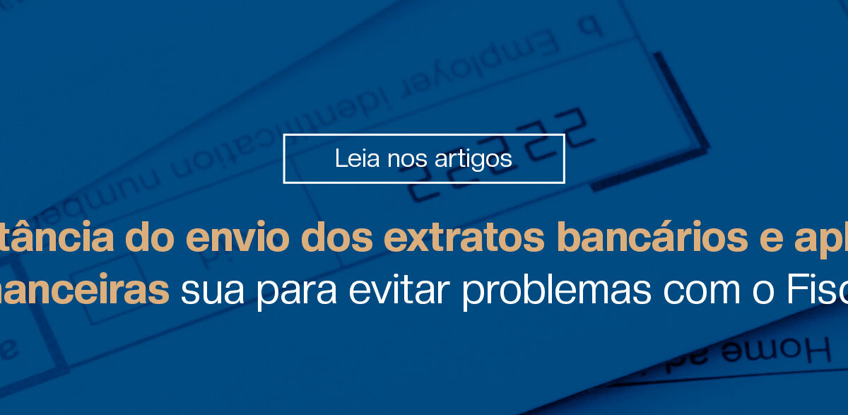 Imagem ilustrativa de extratos bancários e documentos financeiros representando a gestão contábil empresarial. O banner destaca a importância do envio correto de extratos bancários e aplicações financeiras para garantir a conformidade com o Fisco, evitar divergências tributárias, reduzir riscos de fiscalização e manter a saúde financeira da empresa.